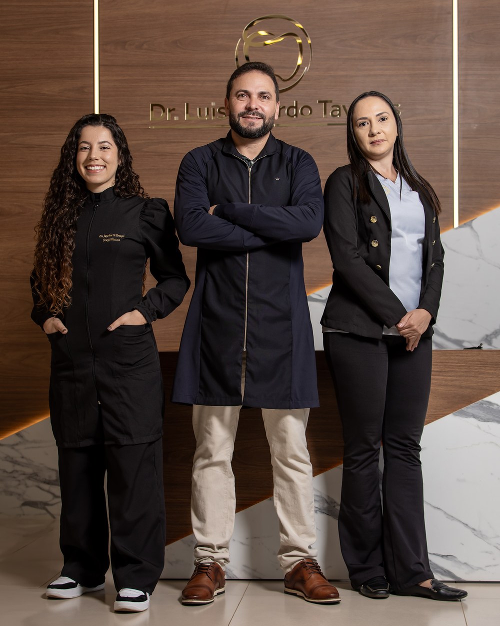 Dr. Luis Ricardo Tavares e a equipe da clínica em Campos Gerais
