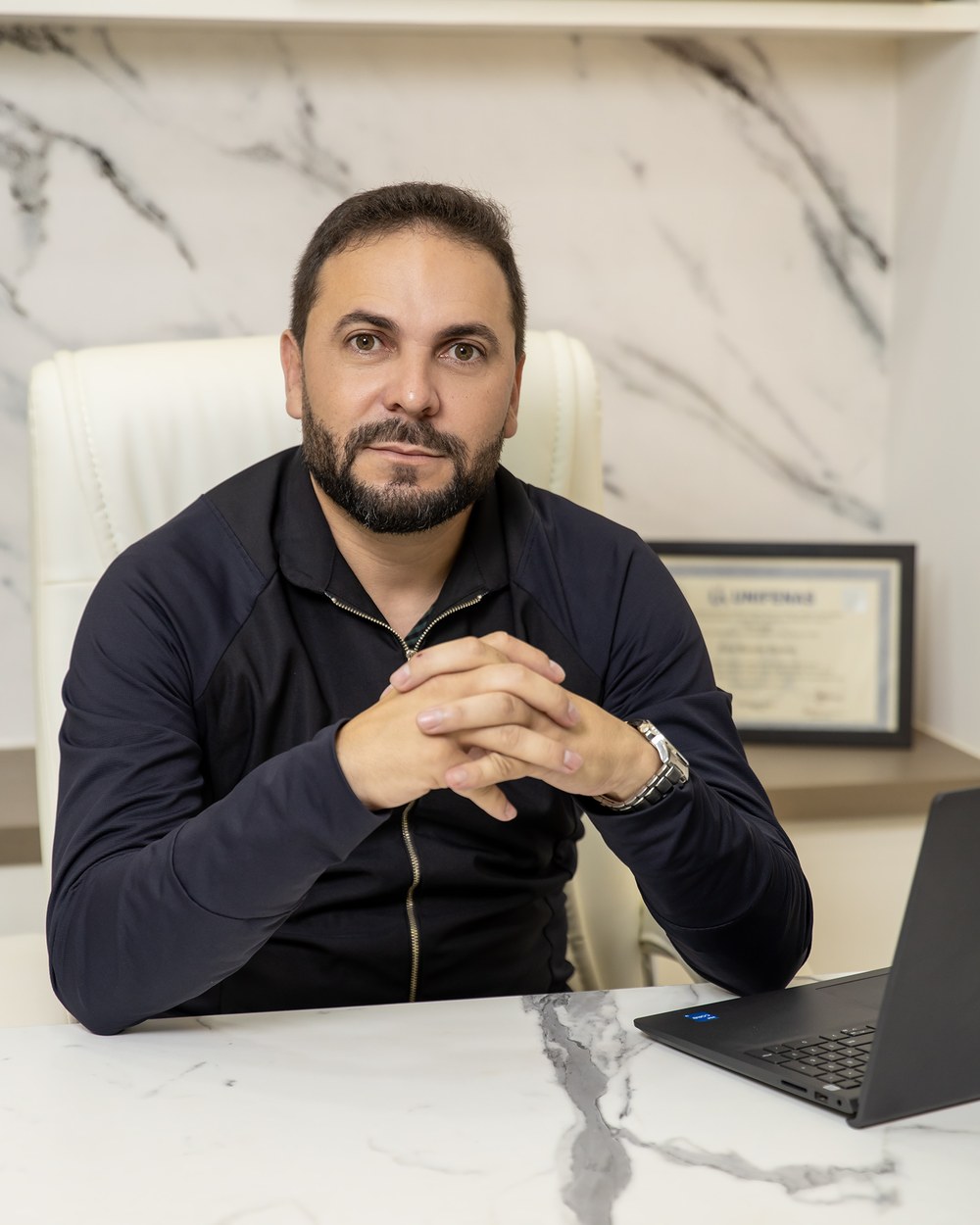 Dr. Luis Ricardo Tavares em atendimento no consultório em Campos Gerais